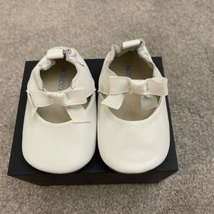 Robeez Baby Girl White Leather Shoes size 6-9 months